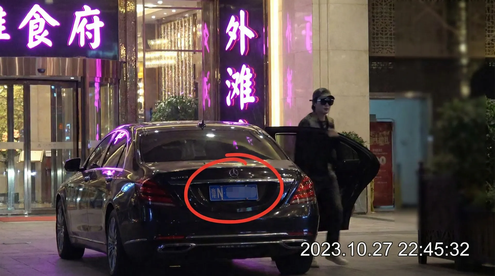 51吃瓜官网 - 今日吃瓜与热门爆料内容推荐 - 豪车餐厅外偷拍